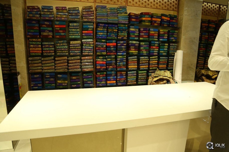 Raashi-Khanna-Launches-Kasam-Pullaiah-Cloth-Merchant-in-Warangal